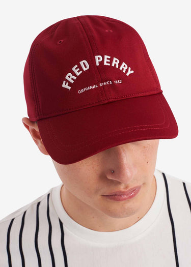 Fred Perry Petten Arch branded tricot cap - blood